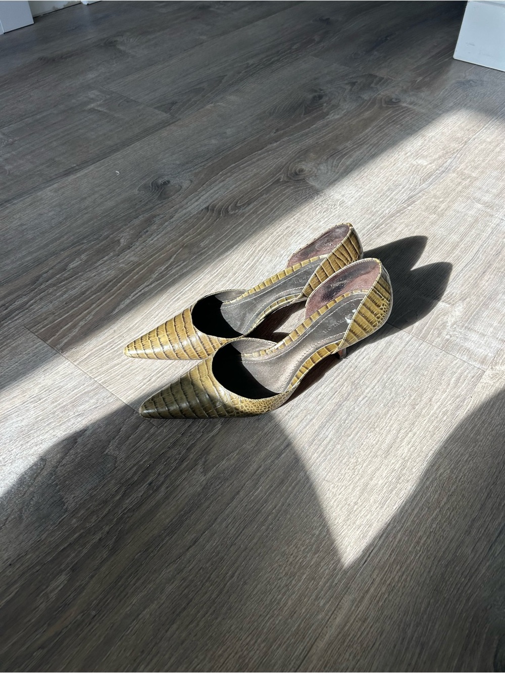Ann Taylor crocodile skin embossed kitten heels